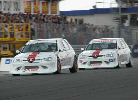 VestiVejlebo Racing havde fundet Grand Prix-melodien om lørdagen. Her med Johnny Vejlebo foran Peter Vesti på vej mod en et-to i gruppe 1.